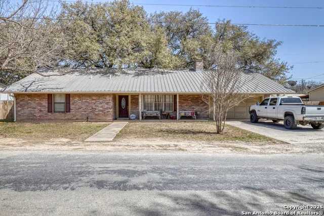 36 Pecan Dr Leakey, TX 78873